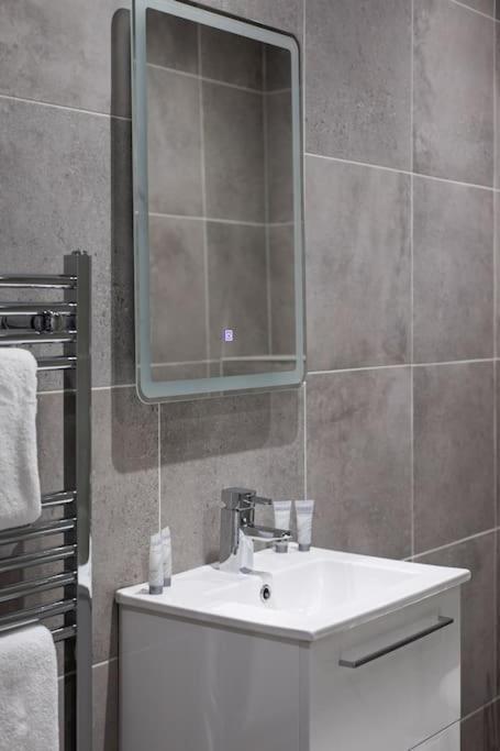 Luxury, Sleeps 6, City Centre Белфаст Екстериор снимка