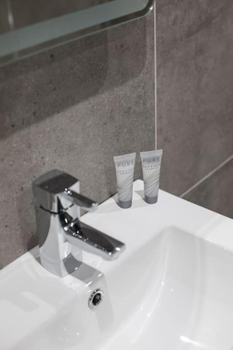 Luxury, Sleeps 6, City Centre Белфаст Екстериор снимка